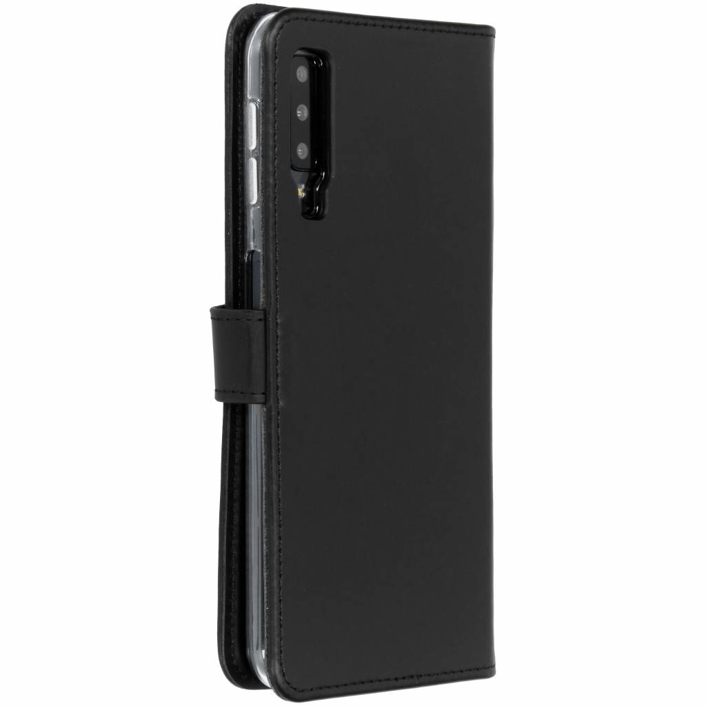 Geschlossene schwarze Handyhülle mit Riemen. Die Handykamera ist sichtbar.