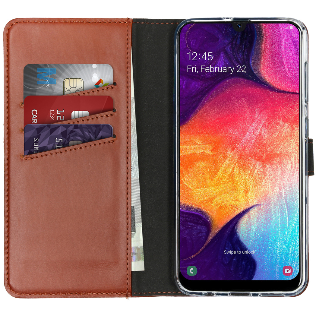 Bruine leren telefoonhoes met kaarten en telefoon. De telefoon staat rechts.