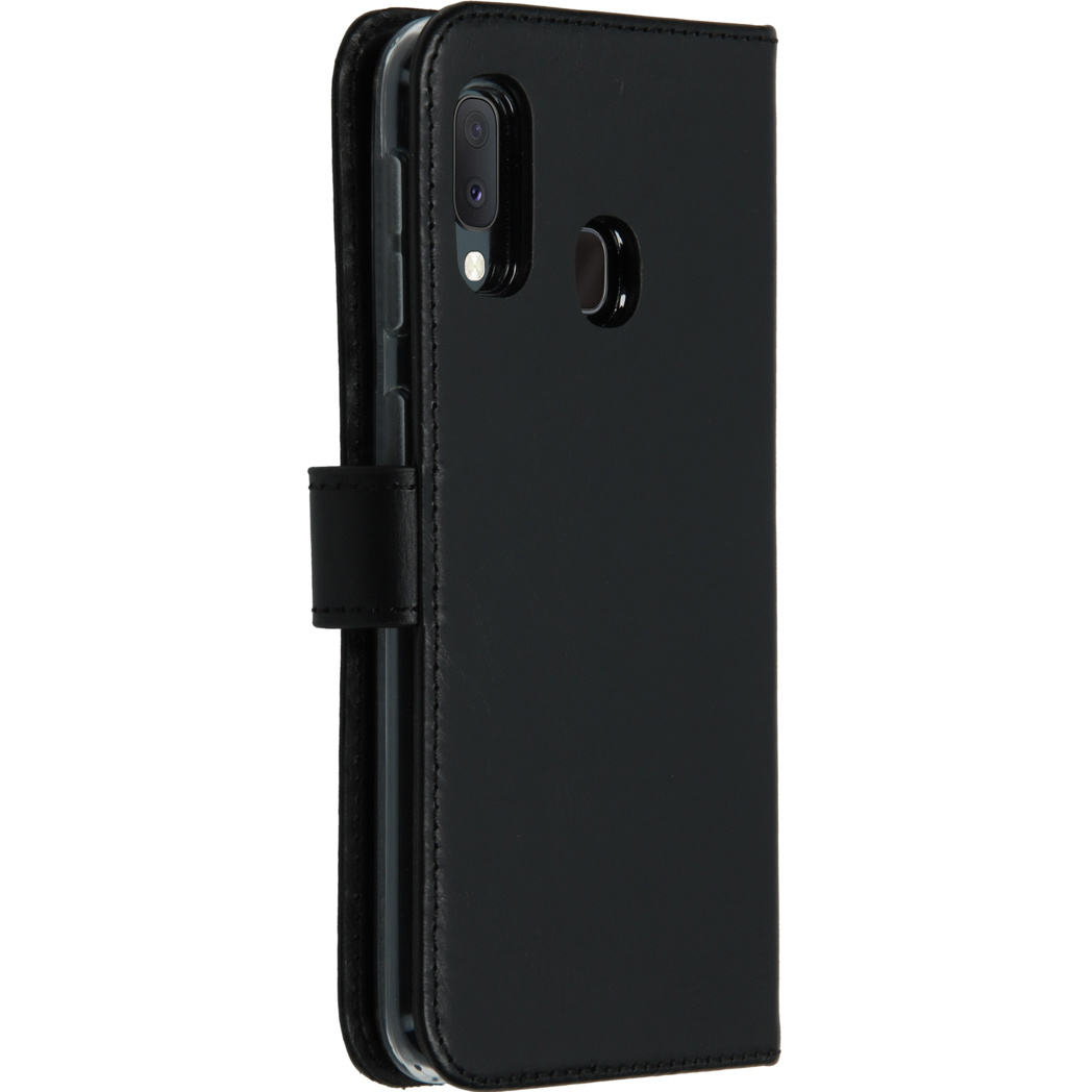 Étui de téléphone noir, avec un téléphone à l'intérieur. L'étui est ouvert sur le côté.