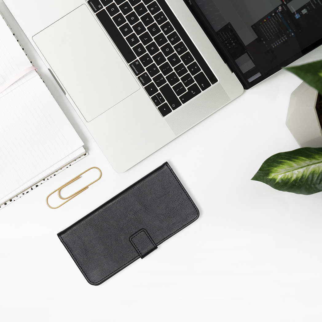 Bruin leren portemonnee-telefoonhoes, open, met kaarten, contant geld en telefoon erin.