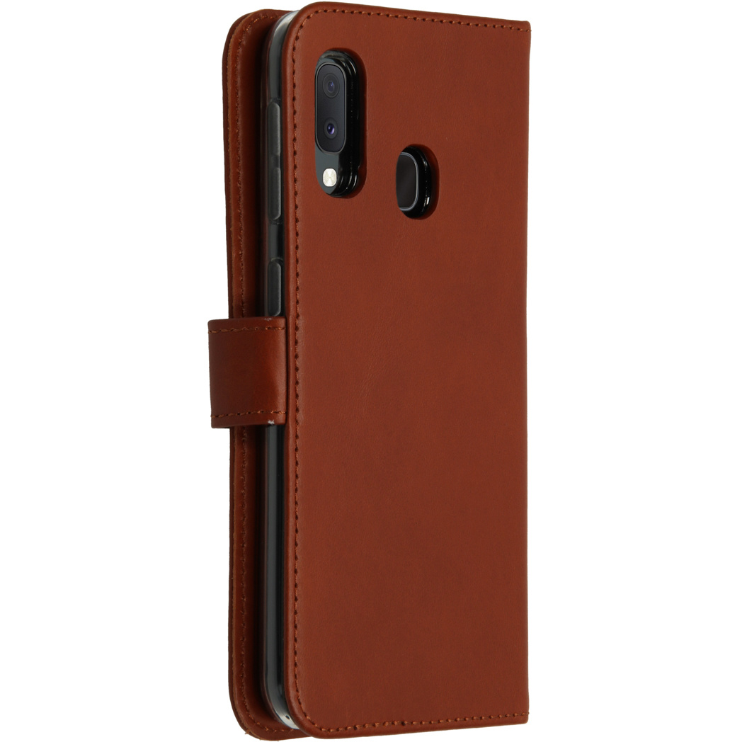 Étui de téléphone marron fermé. La caméra est visible. Le téléphone est dans un étui marron.