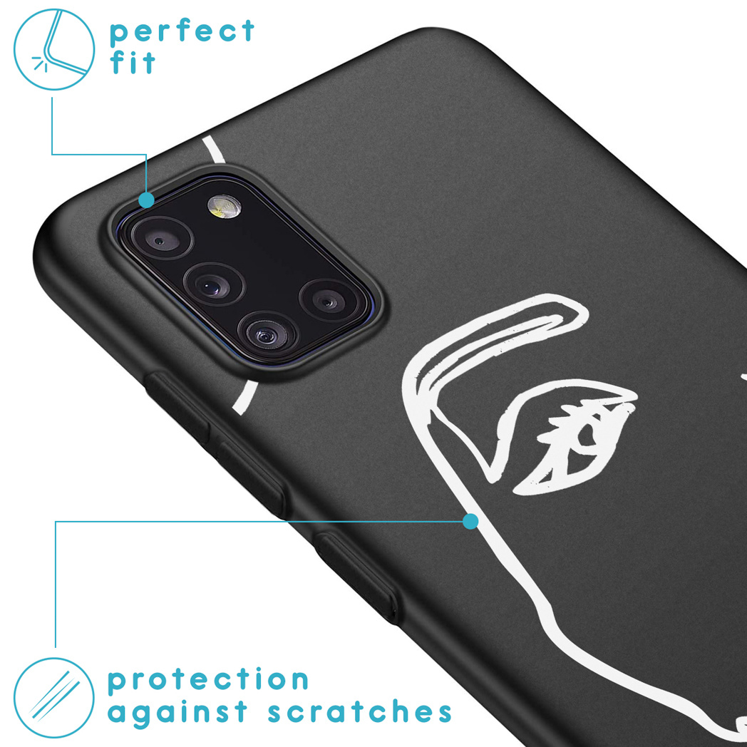 Zwarte telefoonhoes met een wit ontwerp. De hoes heeft een ontwerp en de woorden 'perfect fit' zijn geschreven.