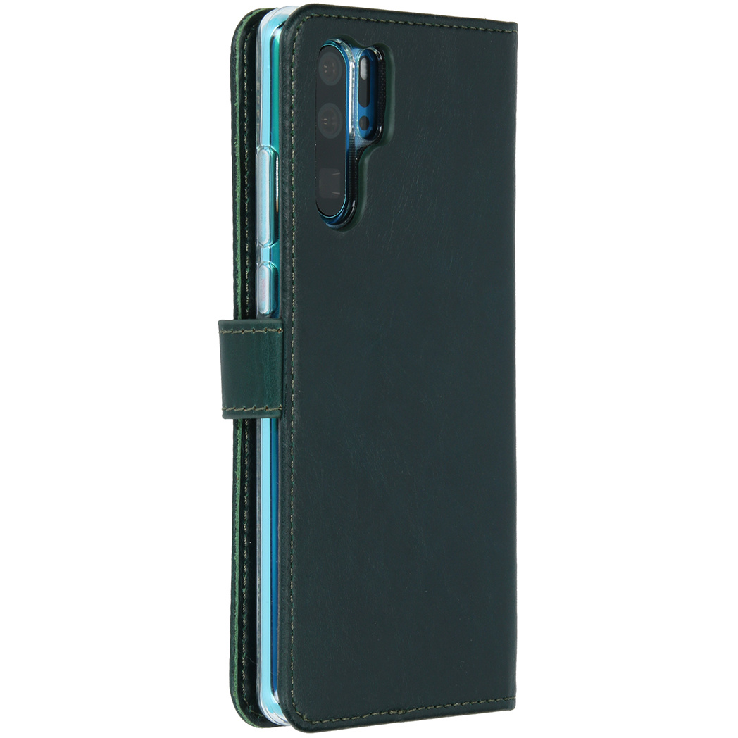 Coque de téléphone vert foncé, vue latérale, avec un téléphone à l'intérieur. La caméra et les boutons sont visibles.