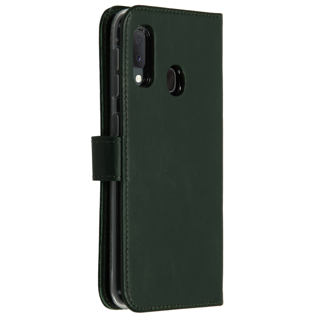 Telefoonhoesje, donkergroen, gesloten, met telefoon erin.