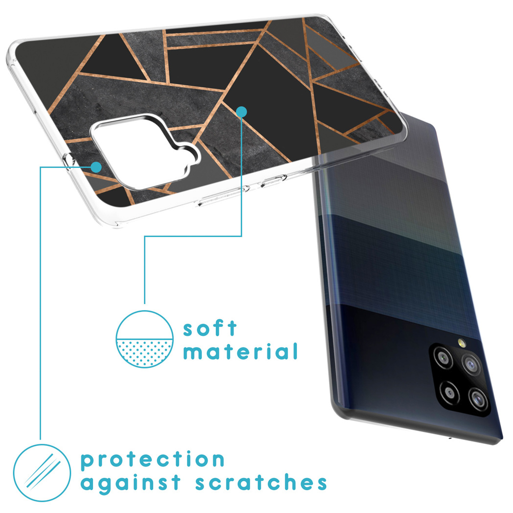 Une coque de téléphone avec un design géométrique noir et or moderne, montrant protection et matériau souple.