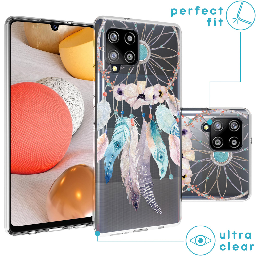 Coque transparente avec motif attrape-rêves, téléphone en arrière-plan.