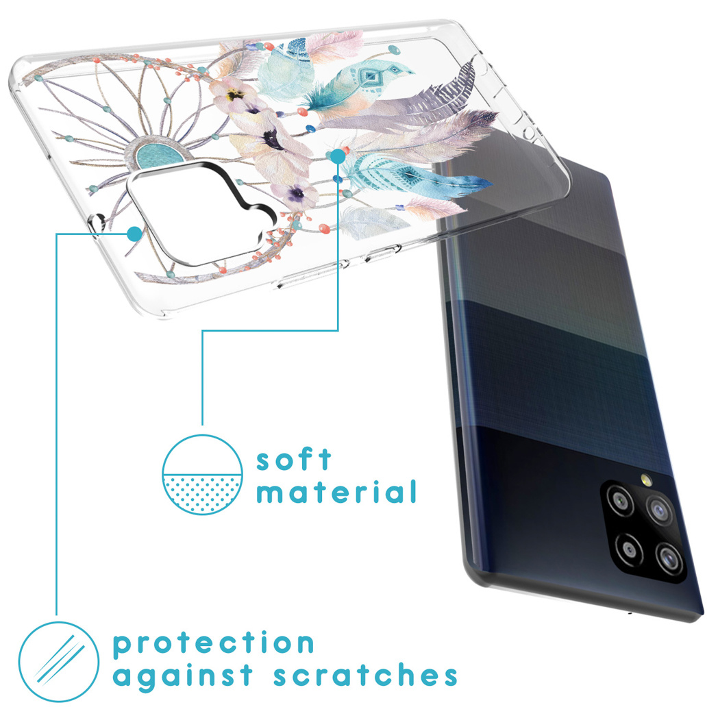 Coque de téléphone transparente avec un motif attrape-rêves et plumes. Le téléphone est visible.