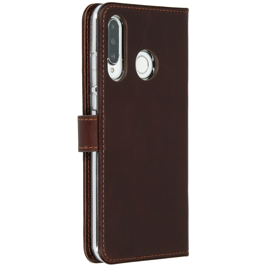 Étui de téléphone marron fermé avec téléphone visible à l'intérieur. Fermeture magnétique.