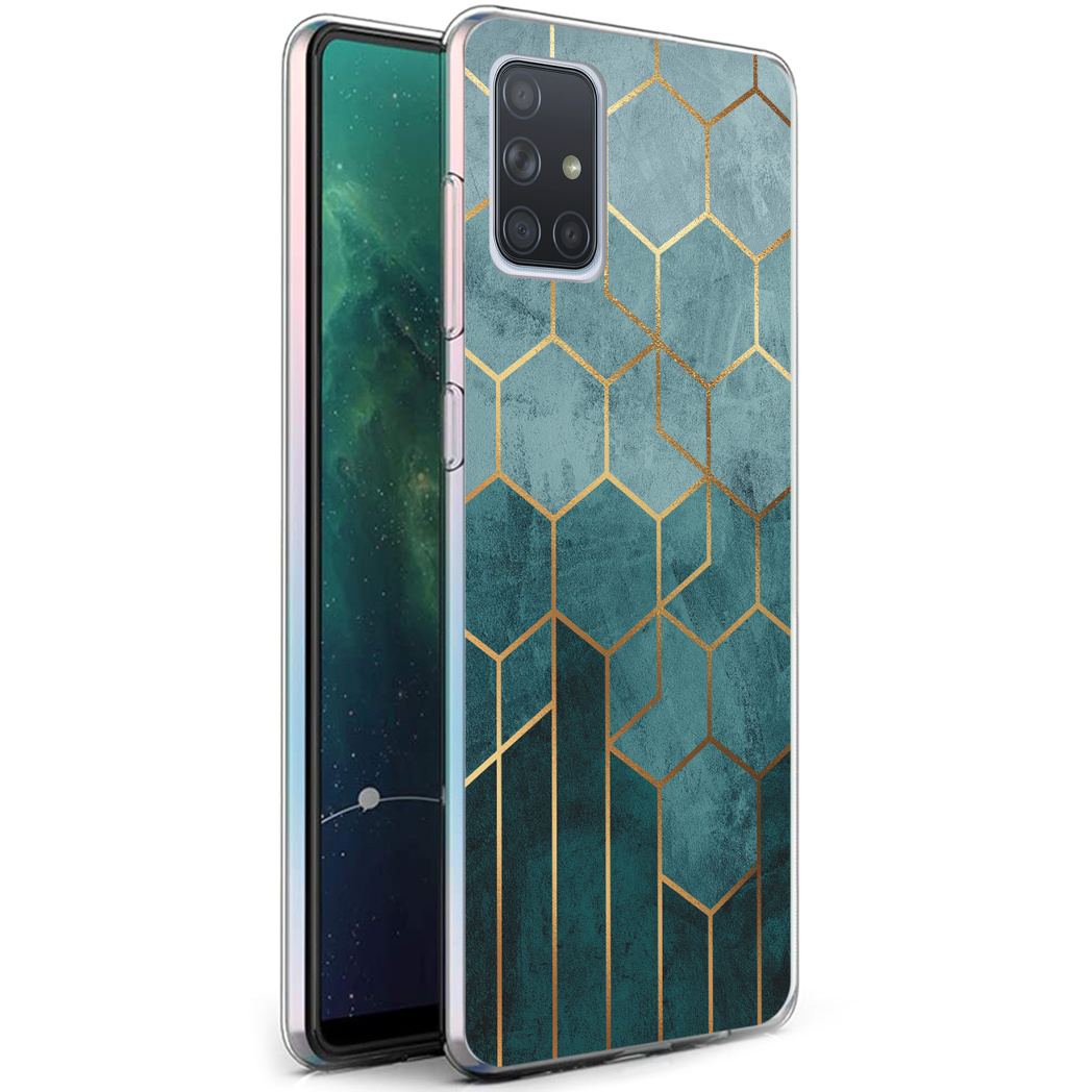 Coque de téléphone avec un motif géométrique bleu et or. Le téléphone est sur une surface blanche.