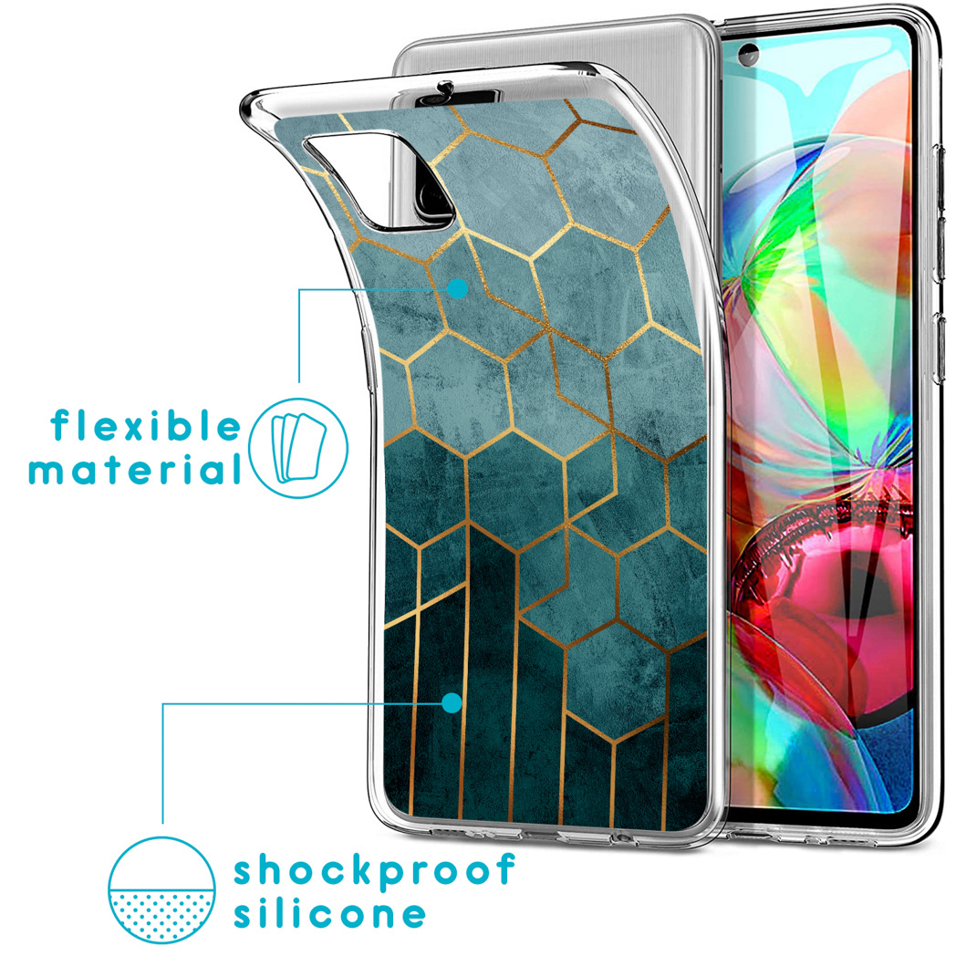 Un étui de téléphone avec un dégradé bleu canard et des formes géométriques dorées est ouvert. Il est indiqué qu'il est flexible et antichoc.