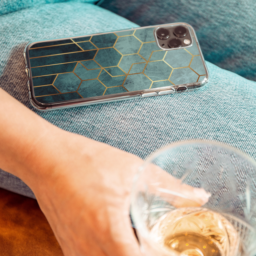 Une personne tenant un téléphone dans un étui. Le téléphone est sur un jean.