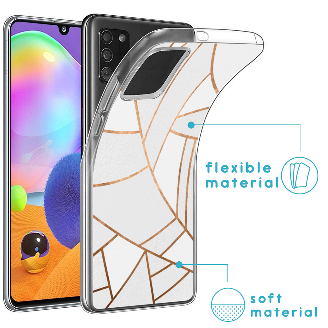 Witte telefoonhoes met een goud geometrisch ontwerp. De telefoon is zichtbaar.