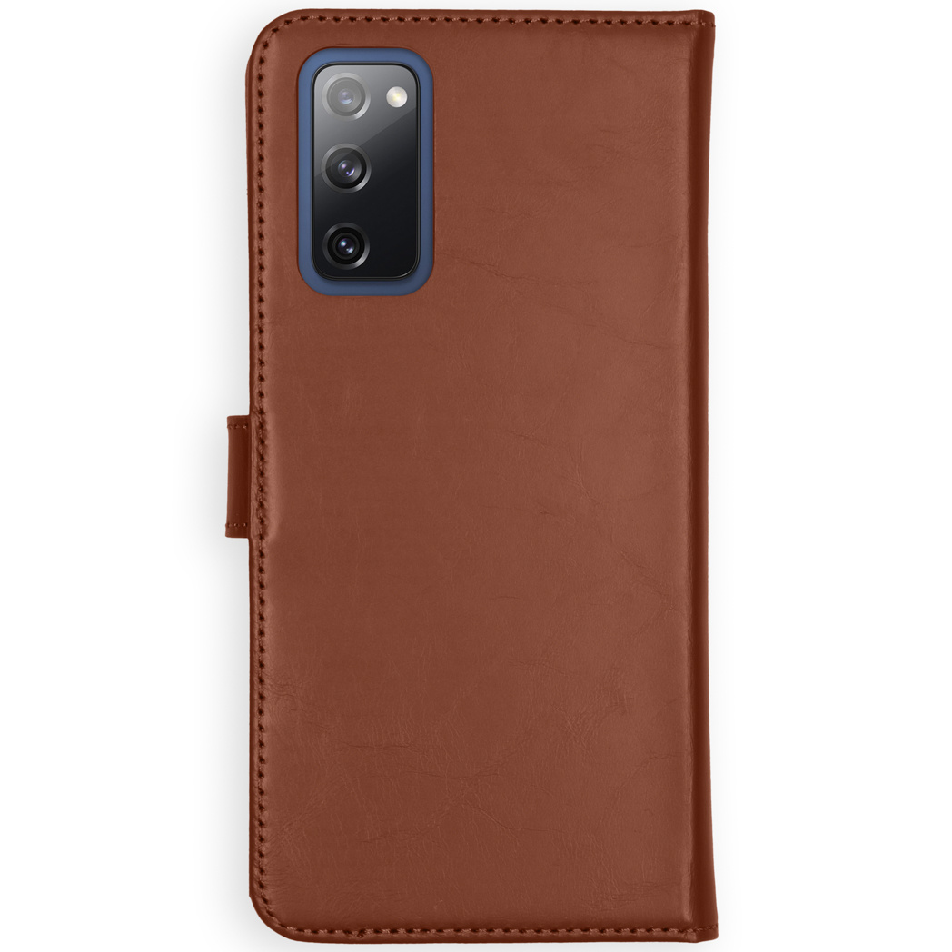 Étui de téléphone en cuir marron. Caméra du téléphone visible. Fond blanc.
