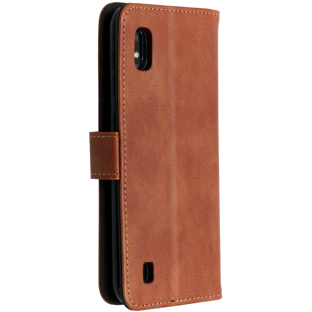 Een bruine leren telefoonhoes, gesloten, met een magnetische sluiting.