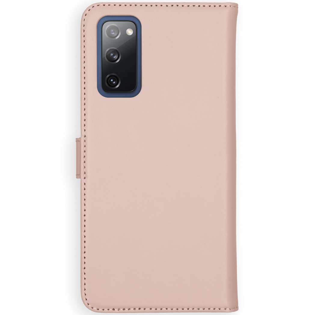 Coque de téléphone rose avec un téléphone à l'intérieur. La coque est fermée. La caméra du téléphone est visible.