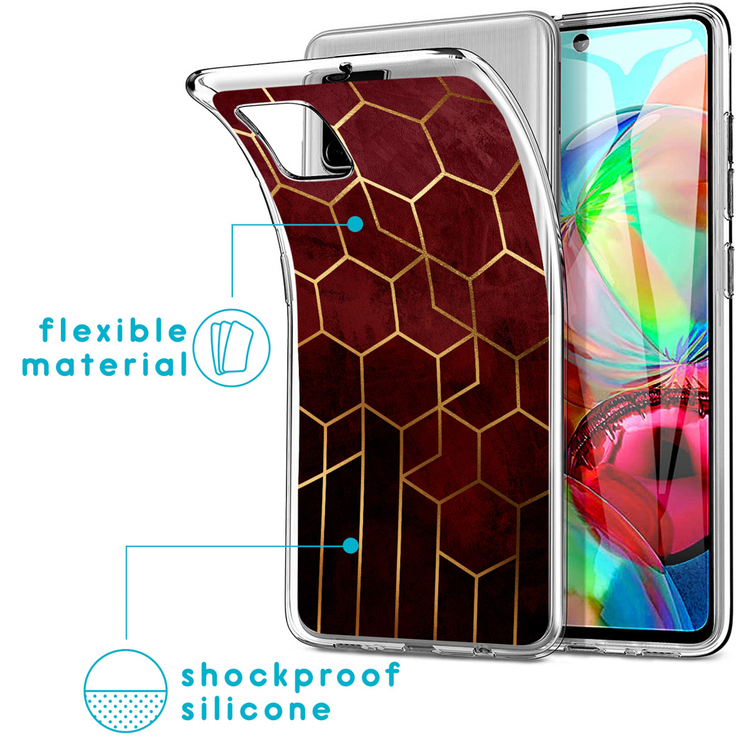 Transparante telefoonhoes met bordeauxrood en goud geometrisch patroon. Tekst vermeldt 'flexibel' en 'schokbestendig'.