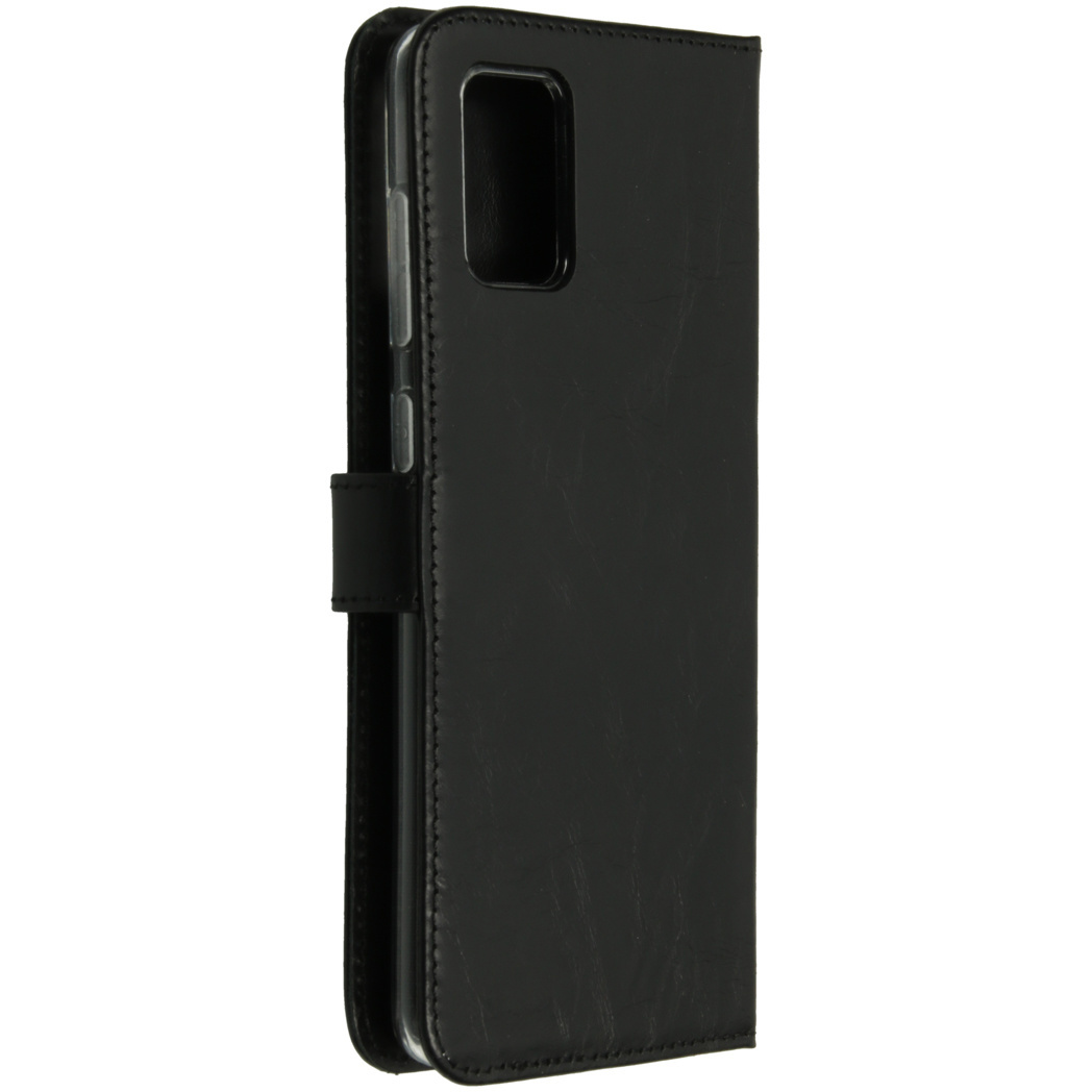 Zwarte telefoonhoes, gesloten. Leren textuur, met magnetische sluiting.