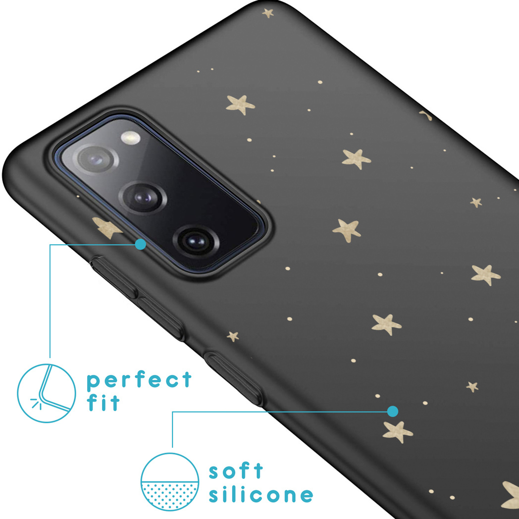 Custodia per telefono nera con stelle dorate. Testo: vestibilità perfetta, silicone morbido.