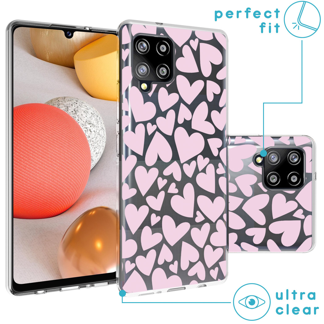 Coque de téléphone avec des cœurs roses. Écran du téléphone visible avec des formes colorées. Fond blanc.