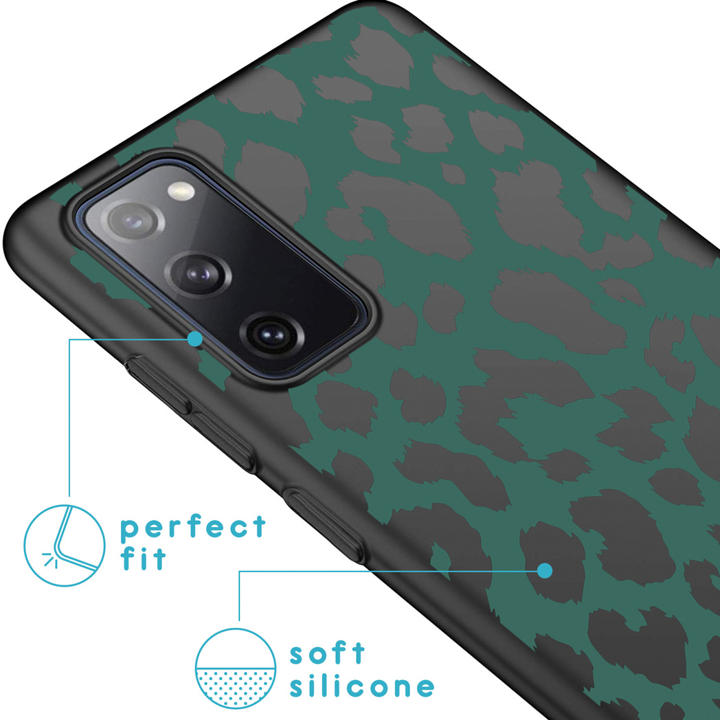 Una custodia per telefono con stampa leopardata verde e nera con frecce che indicano le caratteristiche.