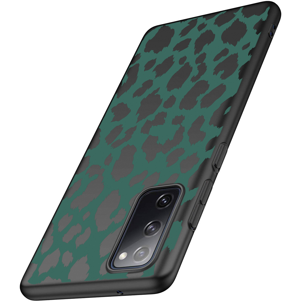 Custodia per telefono con design a stampa leopardata verde e nera. Fotocamera del telefono visibile.