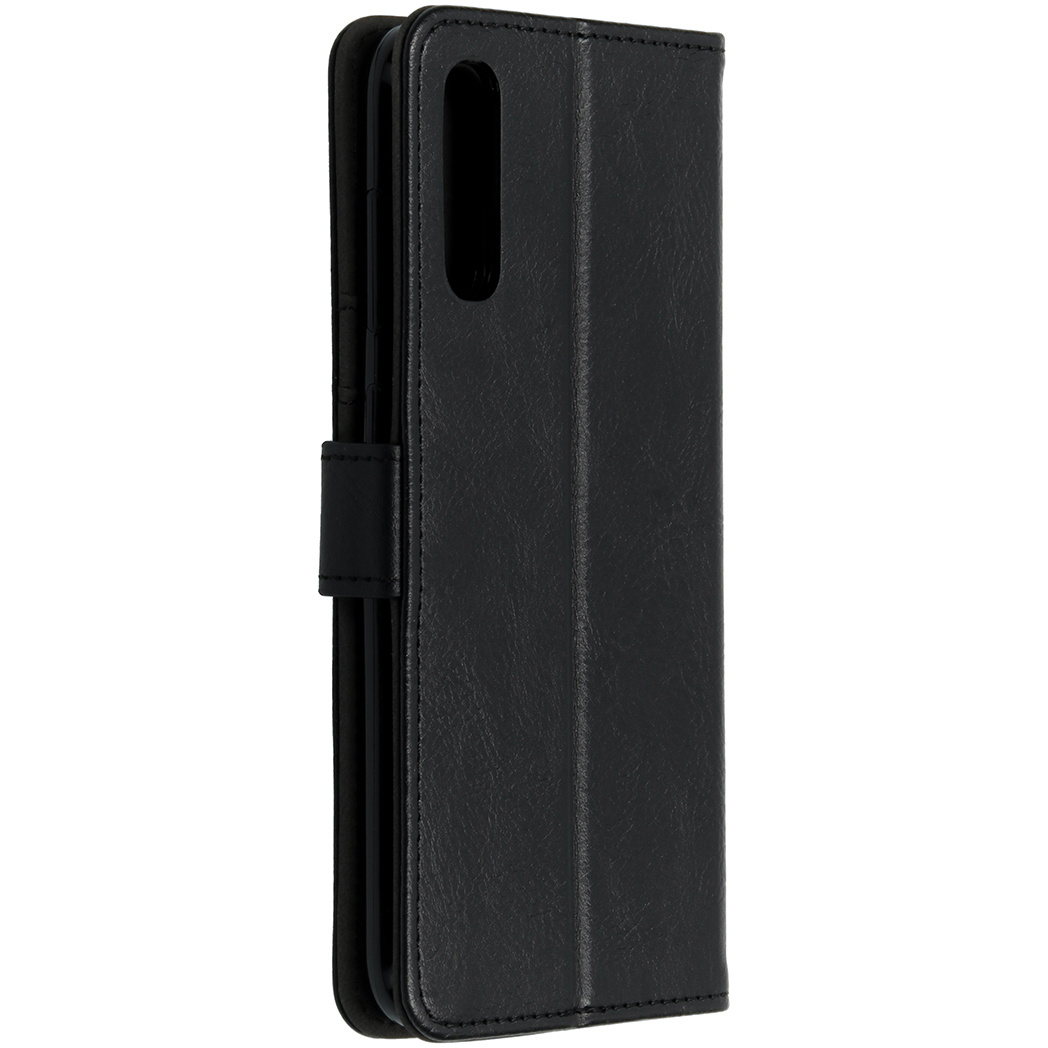 Zwarte telefoonhoes in portemonnee-stijl, gesloten. Met flap en kliksluiting.