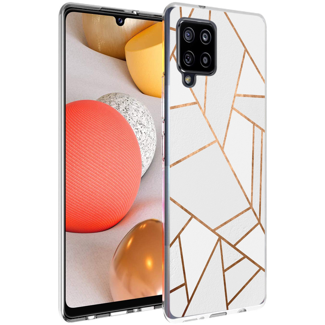 Un téléphone avec un design géométrique blanc et or, avec une coque transparente et un arrière-plan flou.