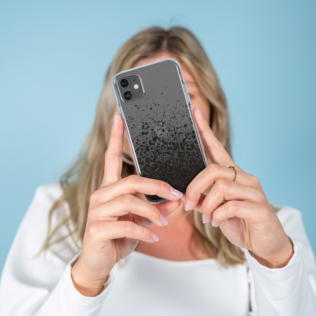 Frau hält Telefon mit schwarzer Spritzer-Hülle. Blauer Hintergrund.