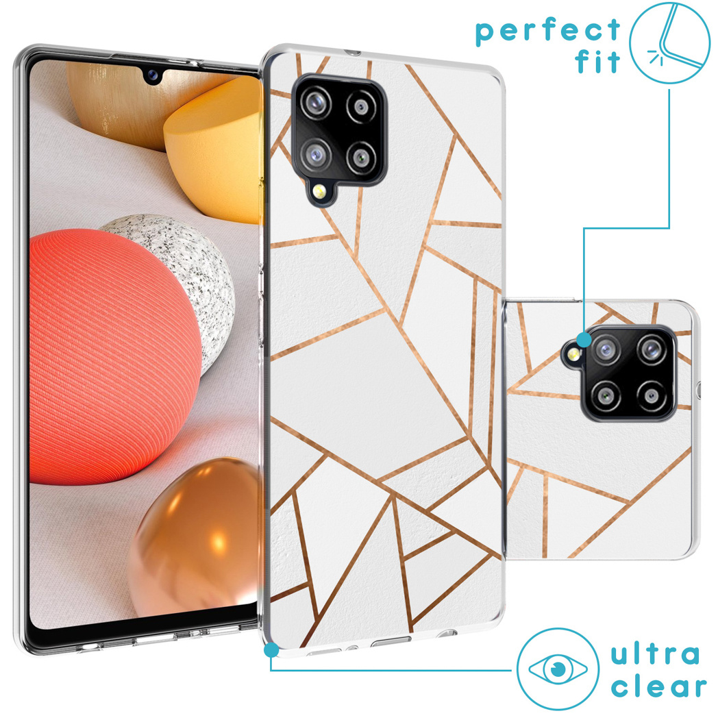 Une coque de téléphone blanche avec un motif géométrique doré. Le téléphone est dans la coque.