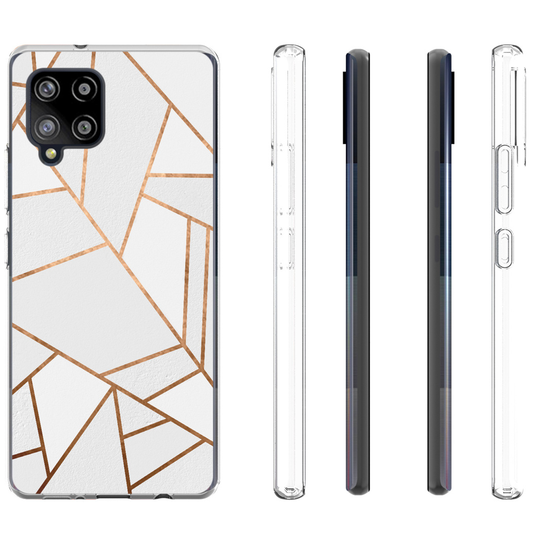 Un étui de téléphone blanc avec un motif géométrique doré au dos. Le téléphone est visible.