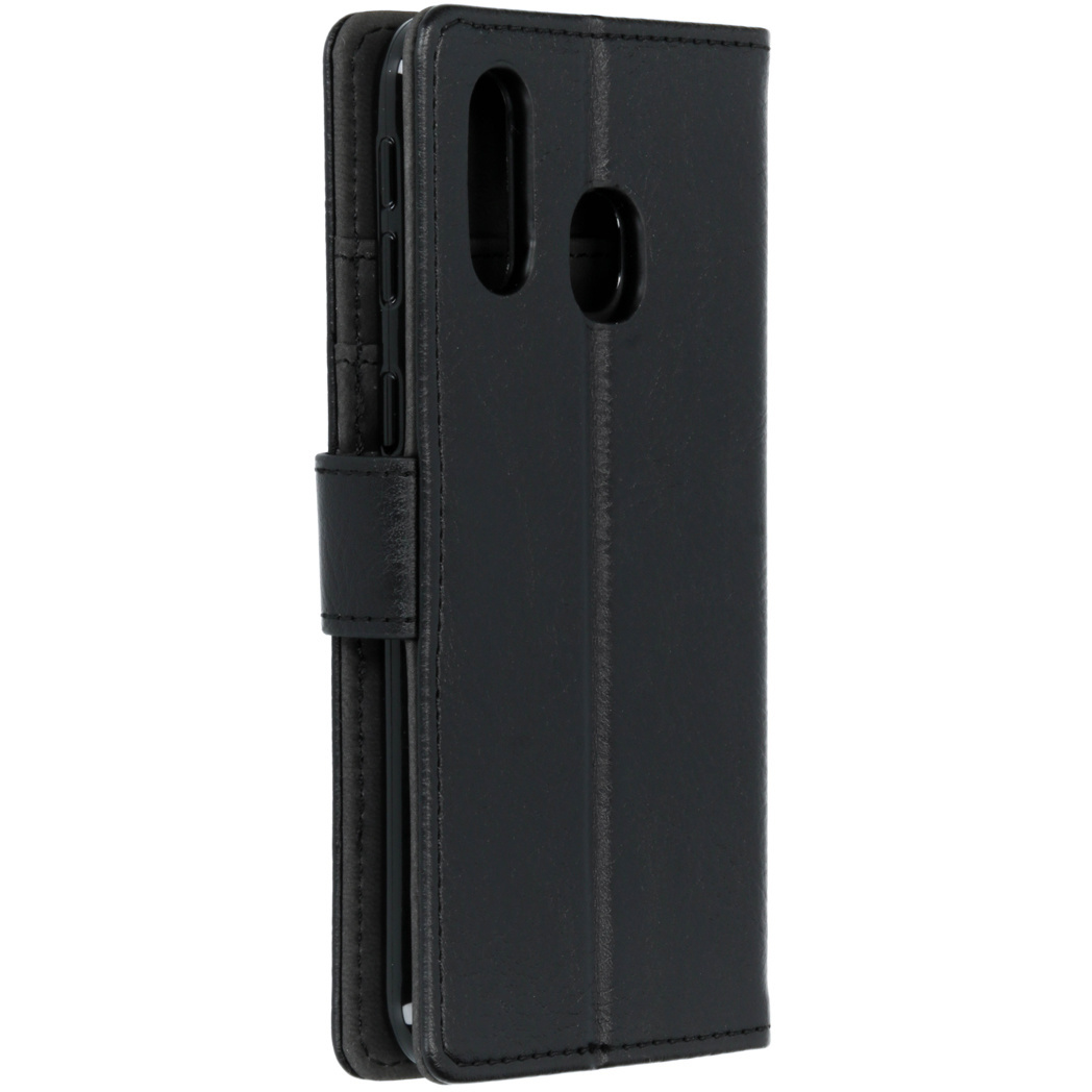Étui de téléphone noir, fermé, avec rabat et fermeture magnétique.