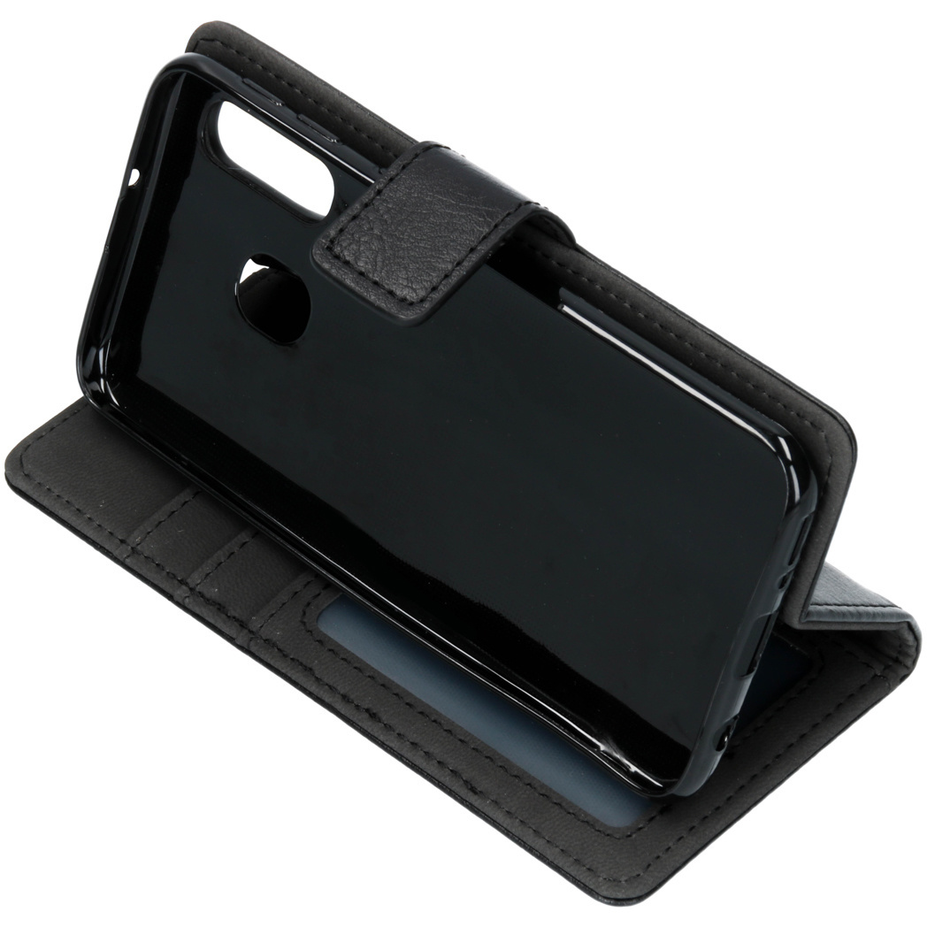 Étui noir pour téléphone, ouvert, avec téléphone noir à l'intérieur. Montre les fentes.