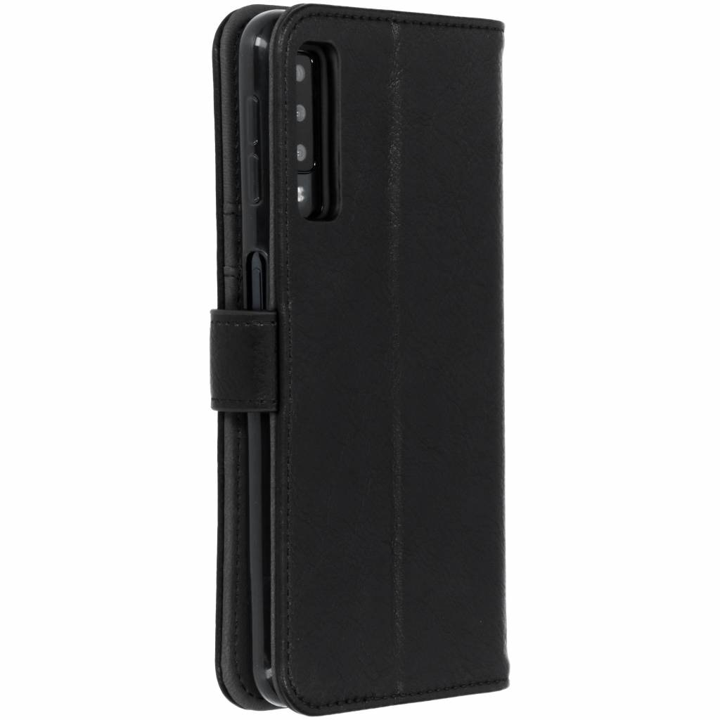 Custodia per telefono nera, chiusa, con patta e chiusura magnetica.