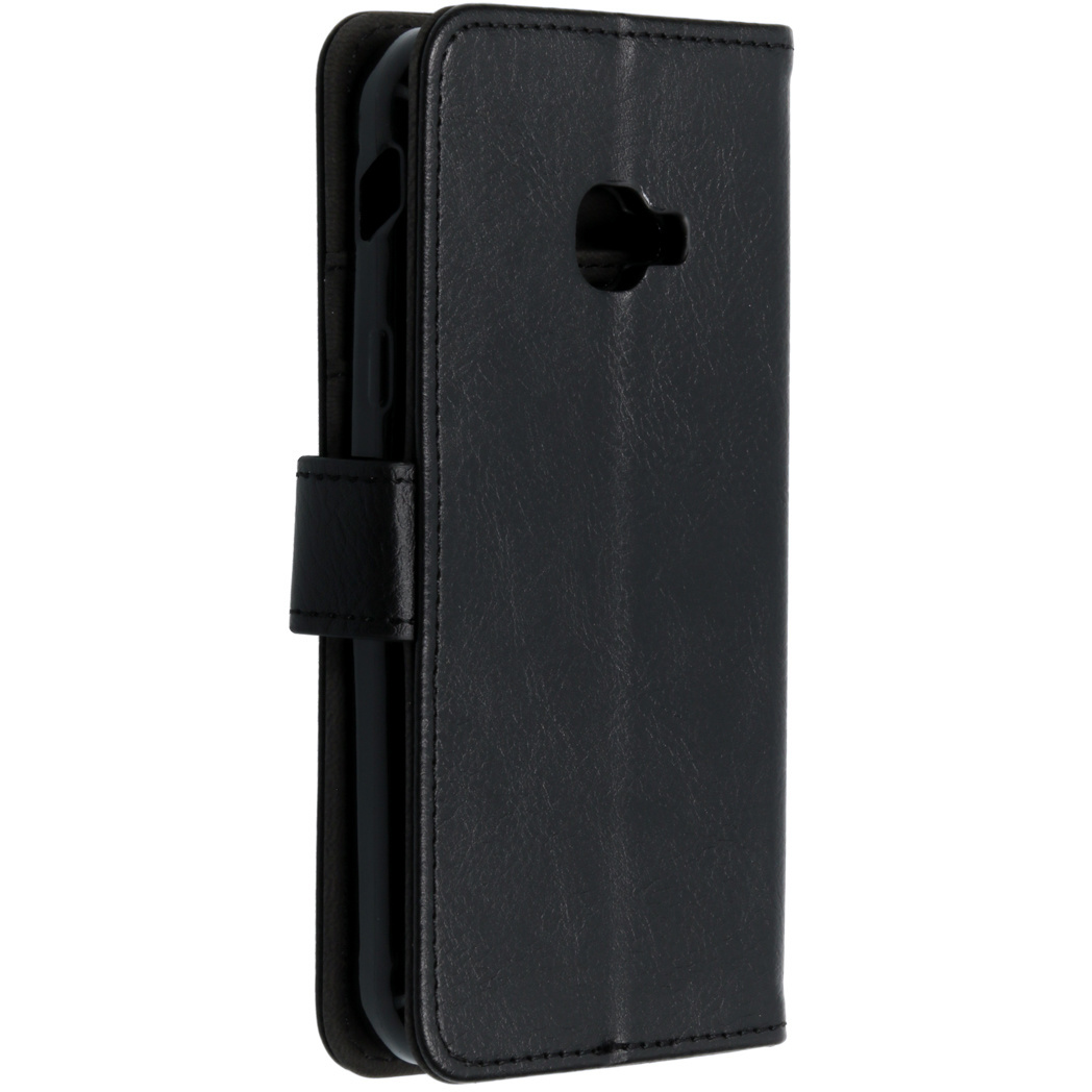 Zwarte telefoonhoes, gesloten. Leren textuur, met magnetische sluiting.
