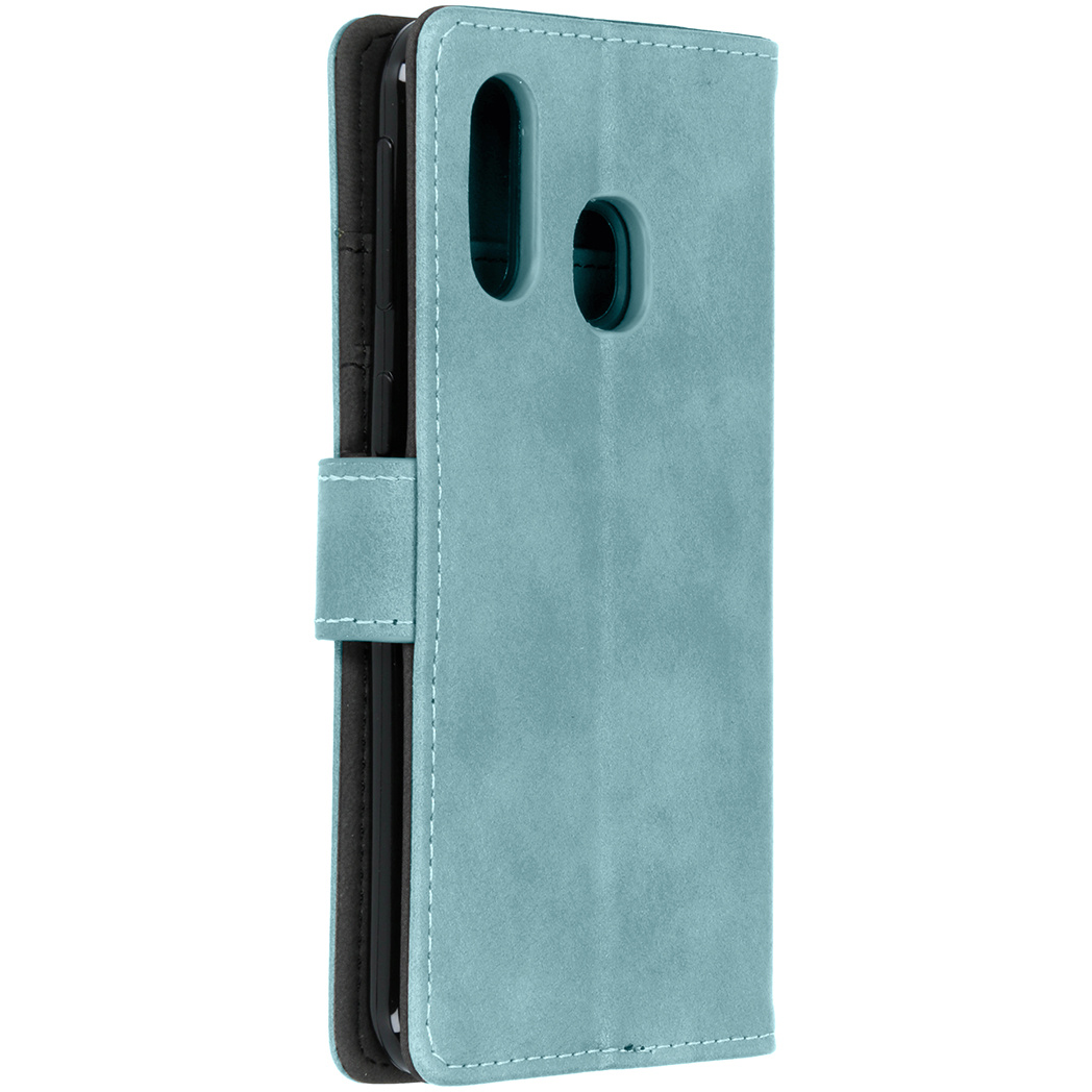 Blauwe telefoonhoes, gesloten, met een telefoon erin. Met magnetische sluiting.