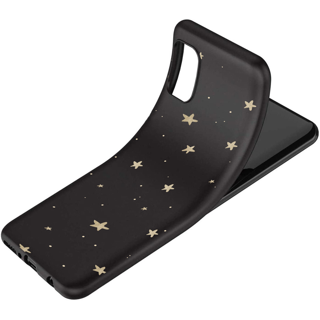 Coque de téléphone noire avec des étoiles dorées. La coque est légèrement pliée pour montrer sa flexibilité.