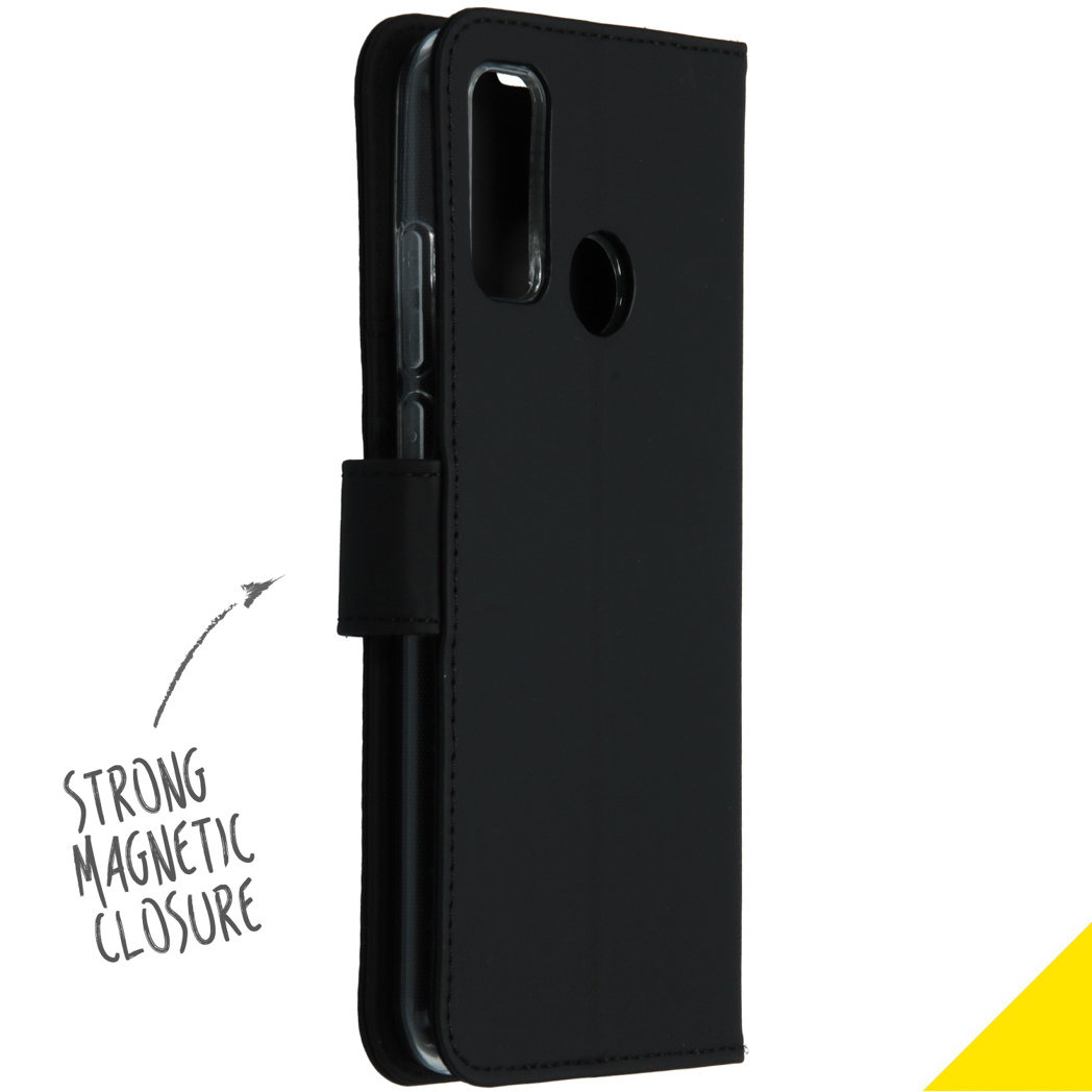 Zwarte telefoonhoes, open om de telefoon te onthullen. Het heeft een magnetische sluiting.