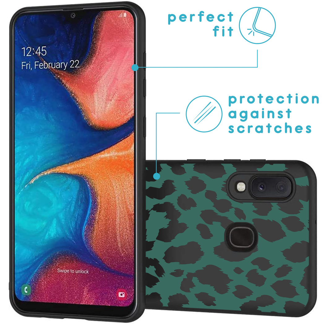 Schwarze Handyhülle mit grünem Leopardenmuster neben einem Telefon mit rosa und blauem Bildschirm.