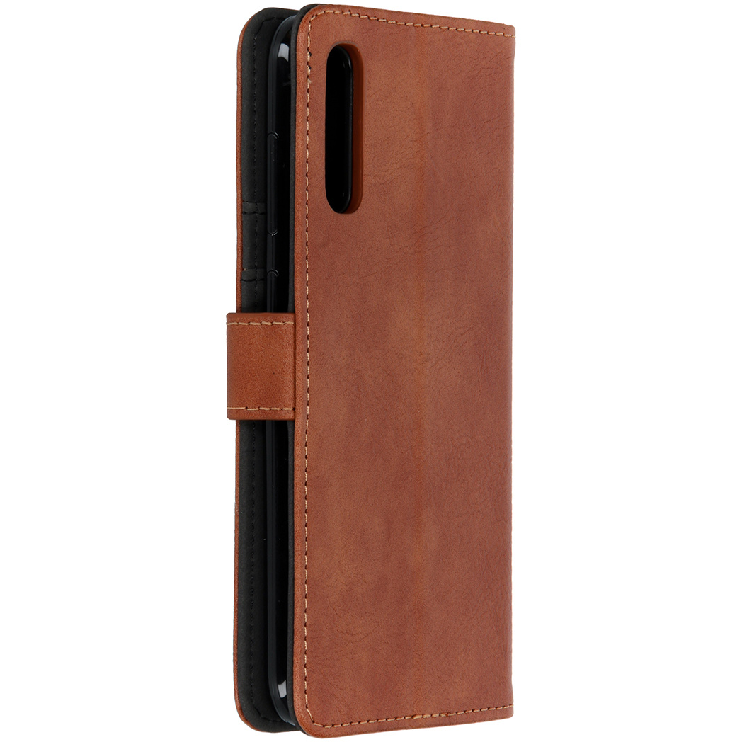 Bruin leren portemonnee telefoonhoesje, gesloten, met een sluiting en stiksels.