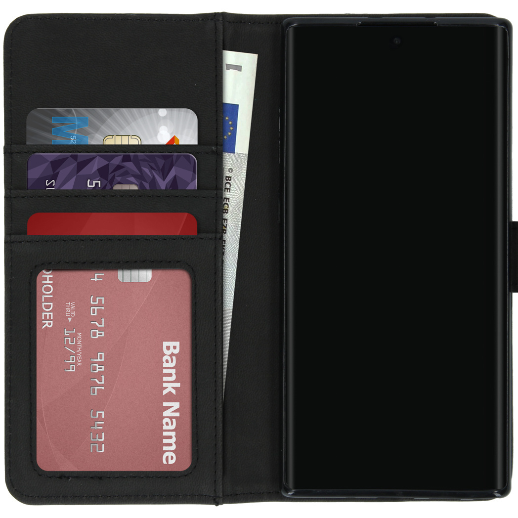 Étui portefeuille de téléphone noir, ouvert. À l'intérieur, des cartes et de l'argent sont visibles. Un téléphone est sur le côté droit.