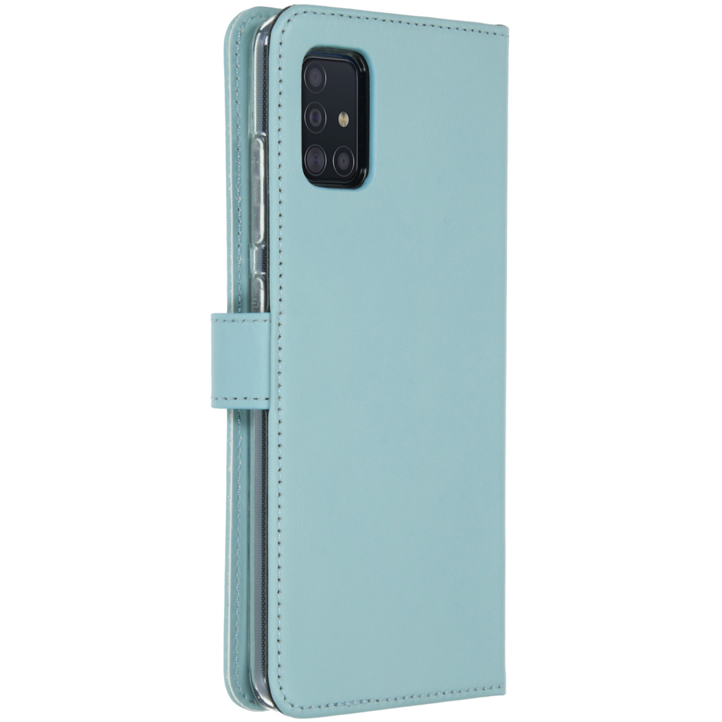 Lichtblauwe telefoonhoes. Het is een folio-stijl hoesje met een magnetische sluiting.