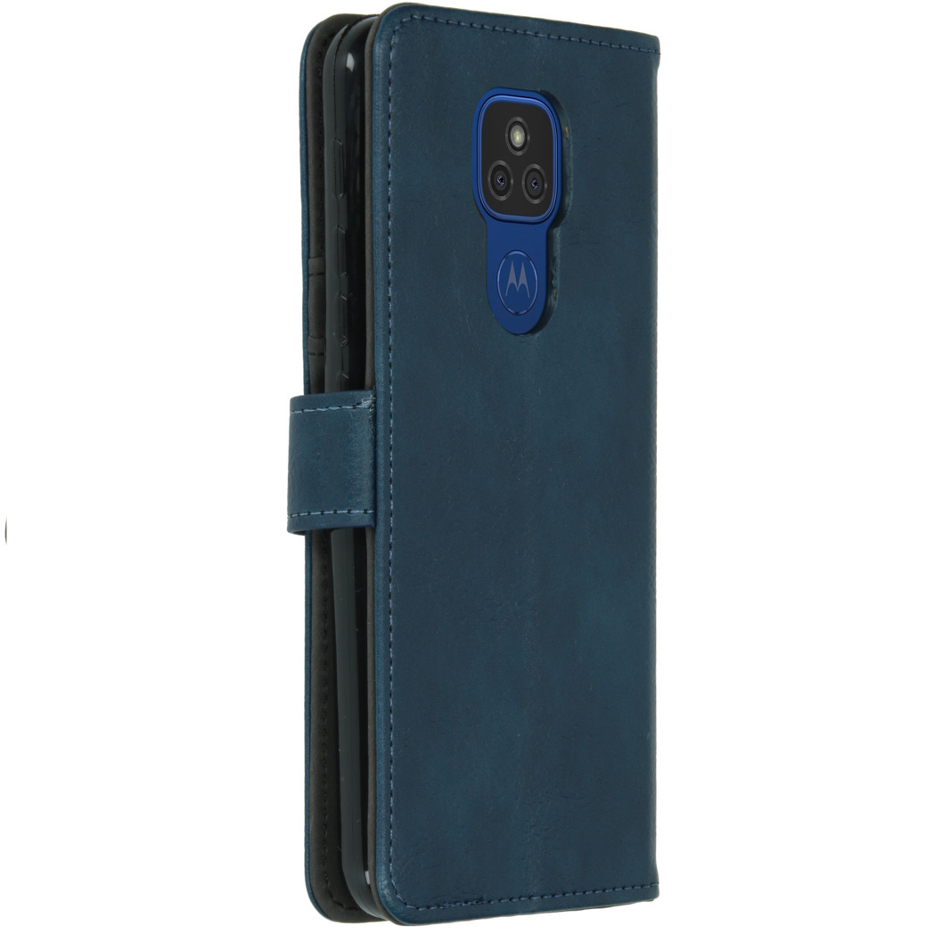 Donkerblauwe telefoonhoes, gesloten. Telefoon zit erin.