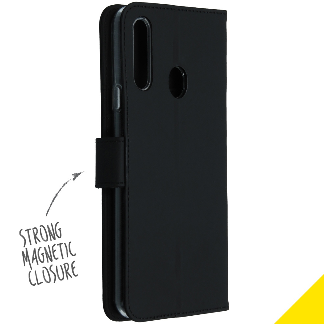 Coque de téléphone noire avec fermeture magnétique, un téléphone est à l'intérieur, avec un fond blanc.