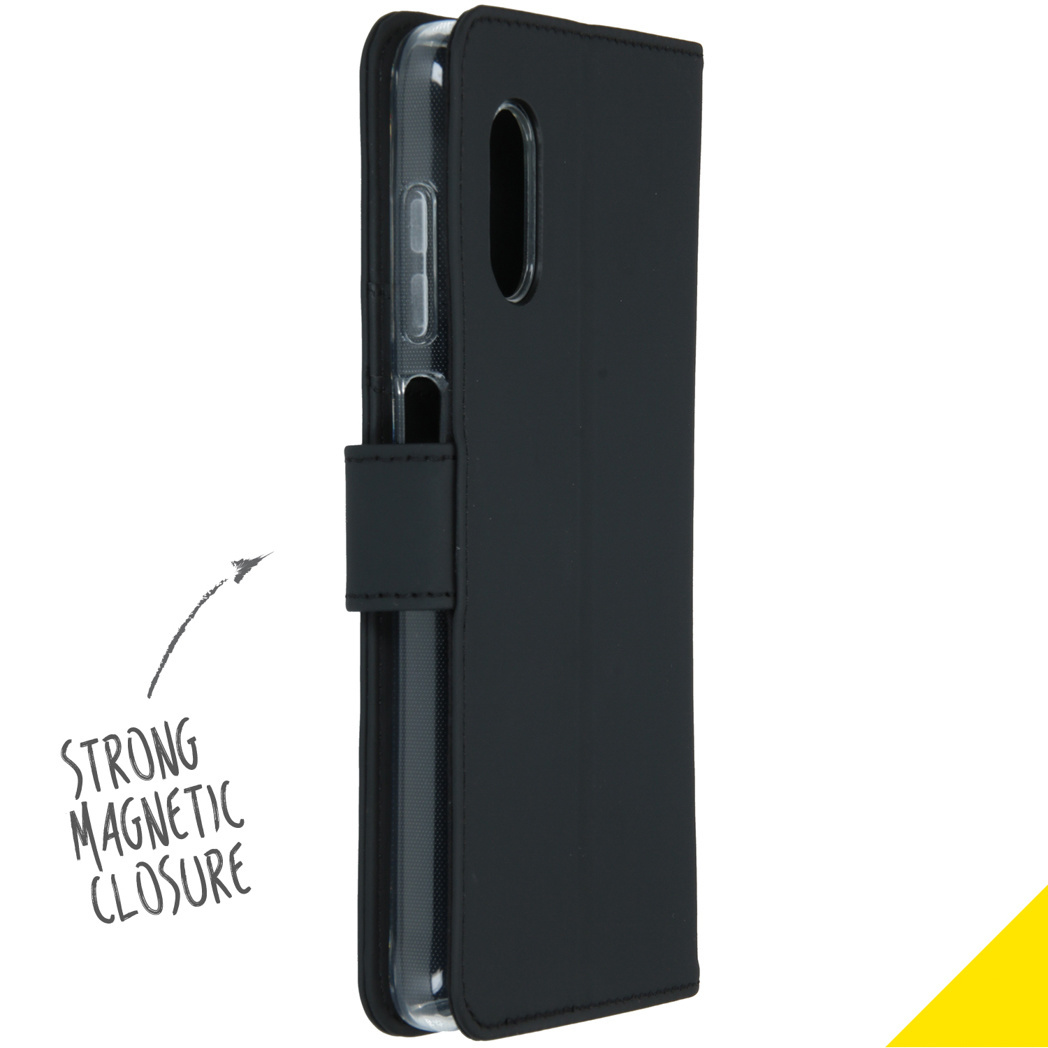 Custodia a portafoglio per telefono nera, chiusa. La custodia ha una chiusura magnetica. Il telefono non è visibile.