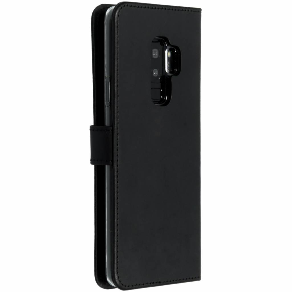 Coque de téléphone noire. L'étui est ouvert pour révéler le téléphone. Le téléphone a un bord noir.