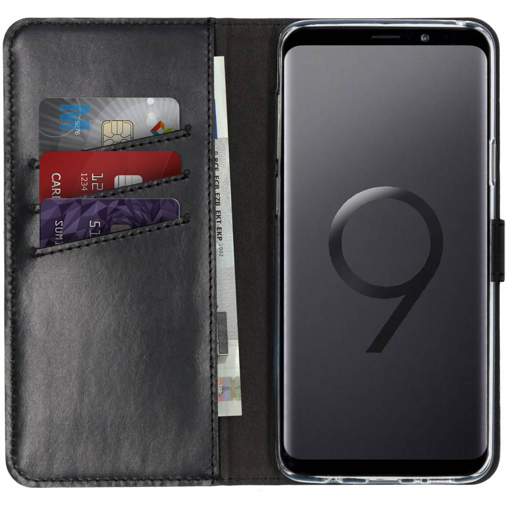 Étui en cuir noir avec cartes et argent à l'intérieur. Le téléphone est visible.