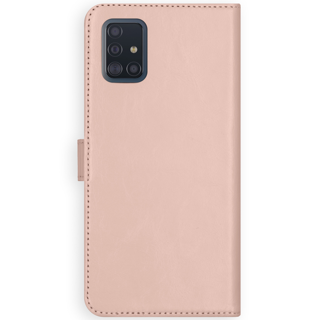 Een roze telefoonhoes, gesloten en rechtop. De camera en knoppen zijn zichtbaar.