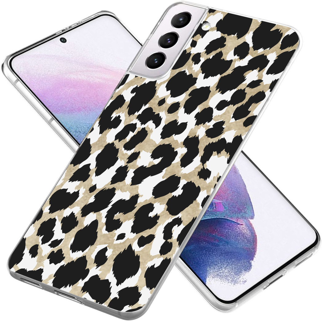 Coque de téléphone avec un imprimé léopard, avec un téléphone à l'intérieur et deux autres téléphones.