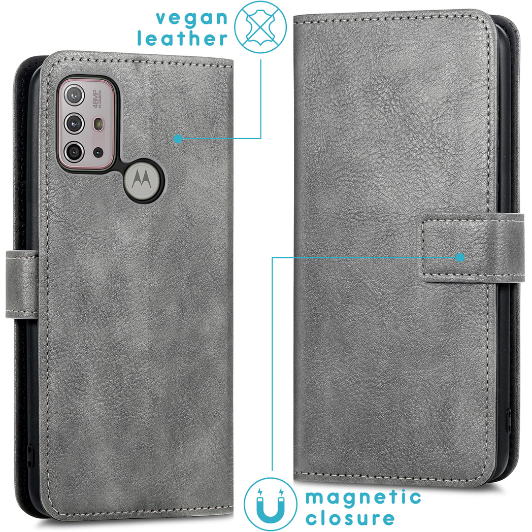 Grijze lederen telefoonportemonnee. Het heeft een magnetische sluiting en een telefoon erin. Het is veganistisch leer.