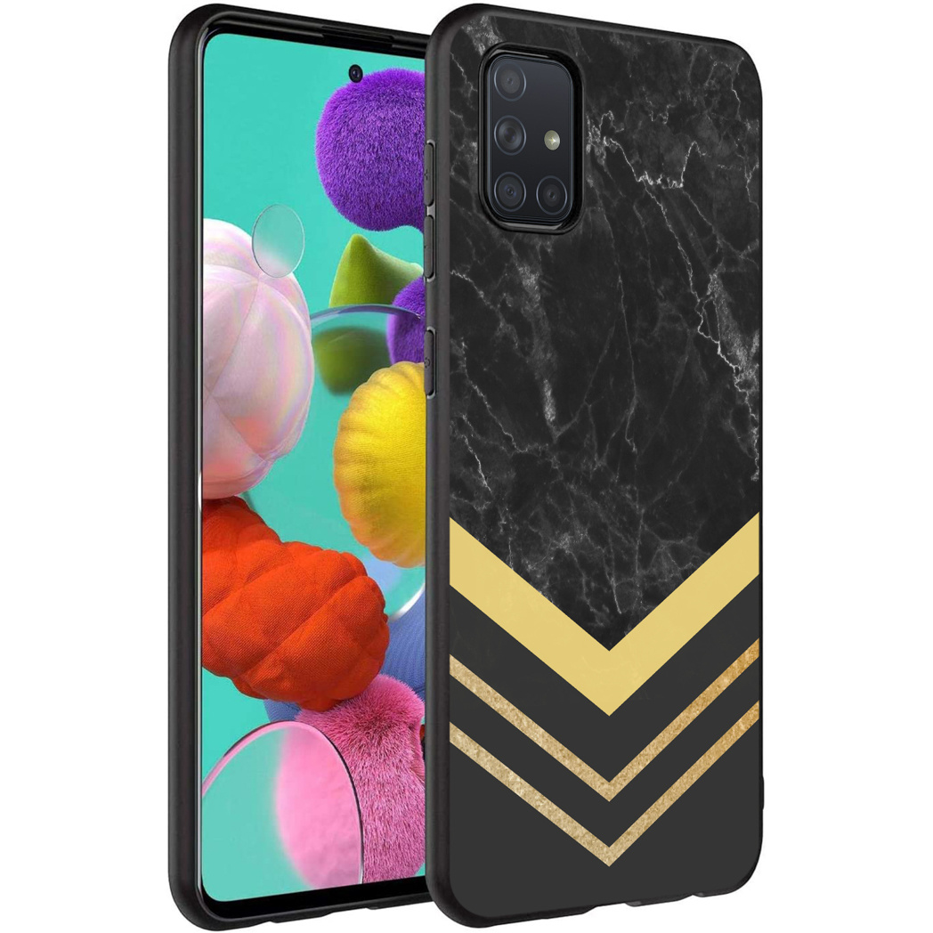 Zwarte telefoonhoes met marmer effect en gouden chevron design. Telefoon met bloemen links.